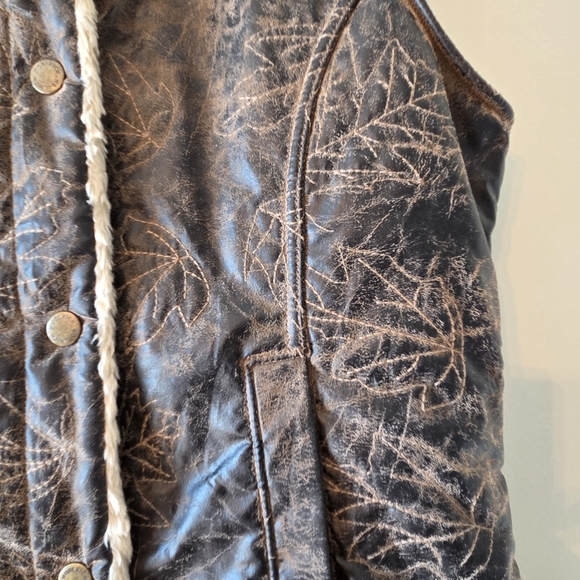Woolrich Women's Faux Leather Leaf Print Distressed Sherpa Lined Vest Sz Medium - Picture 5 of 14